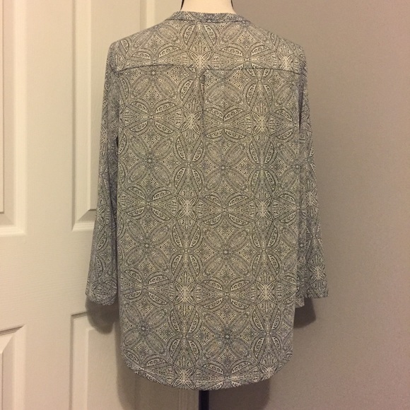 H&M Geometric Print 3-Button Split V-neck Blouse - Picture 4 of 6
